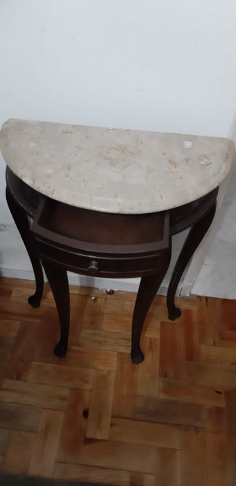 Cristaleira mogno e mesa de apoio