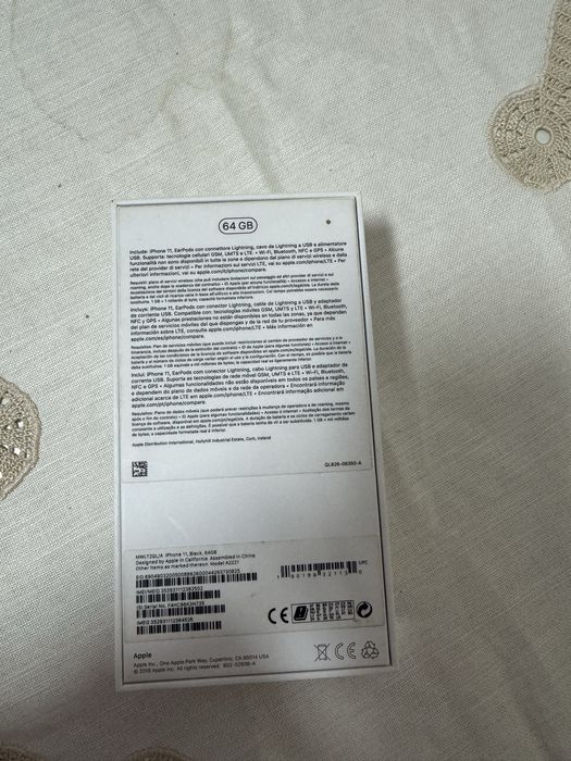 iPhone 11, inclui caixa e carregador.