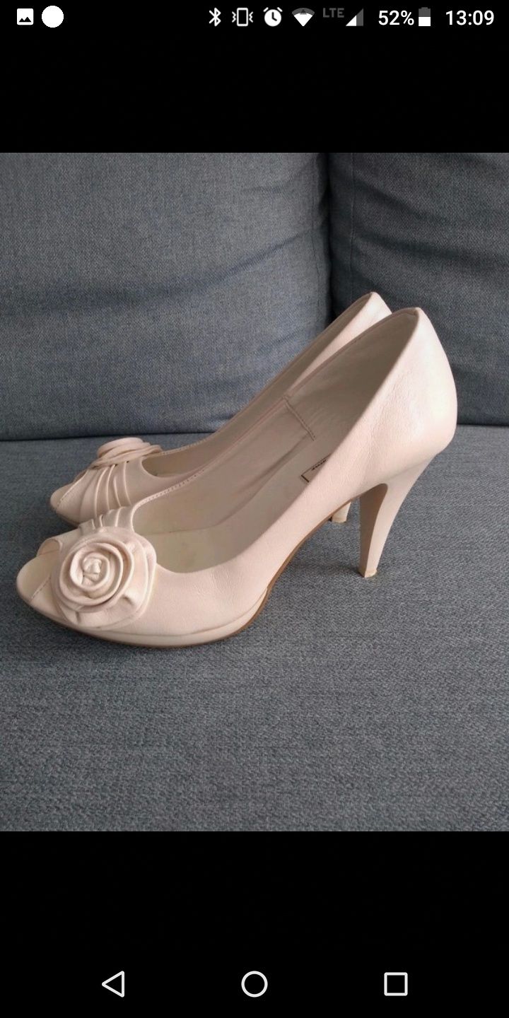 Perłowe kremowe buty ślubne z różyczką Umberto Vertucci 39