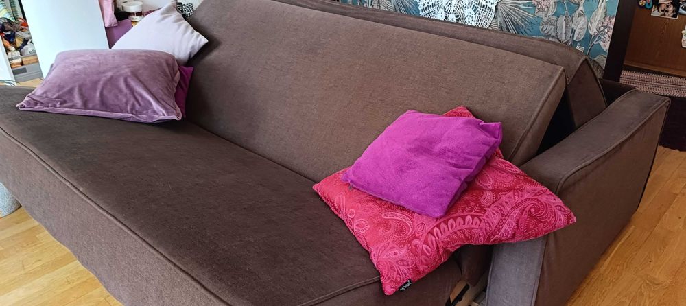 Brązowa sofa rozkładana do spania z dużym pojemnikiem na pościel