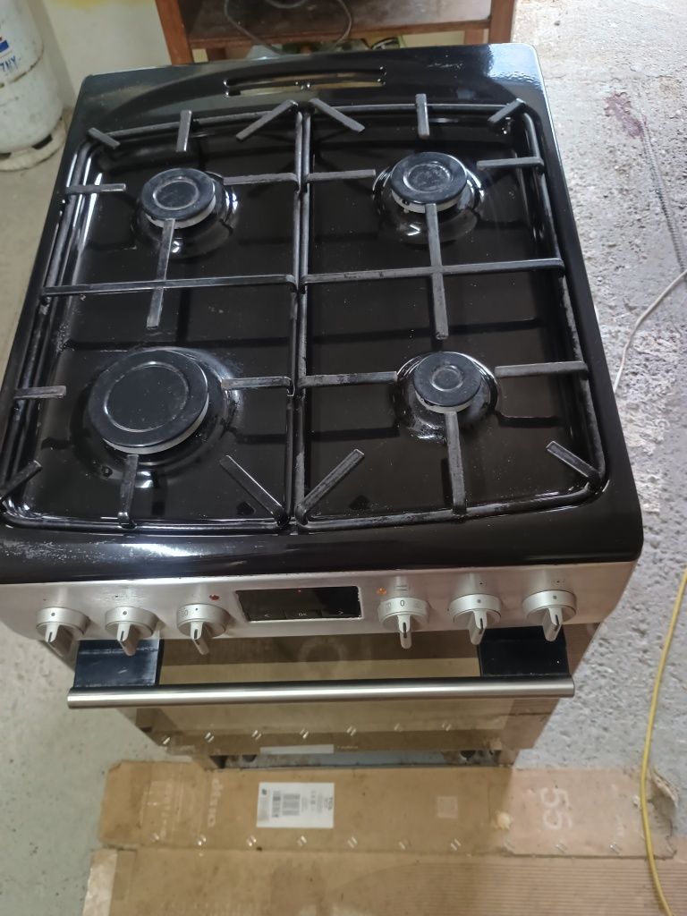 Kuchenka gazowa z piekarnikiem elektrycznym