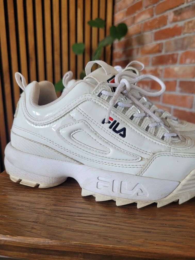 Białe lakierowane sneakersy Fila