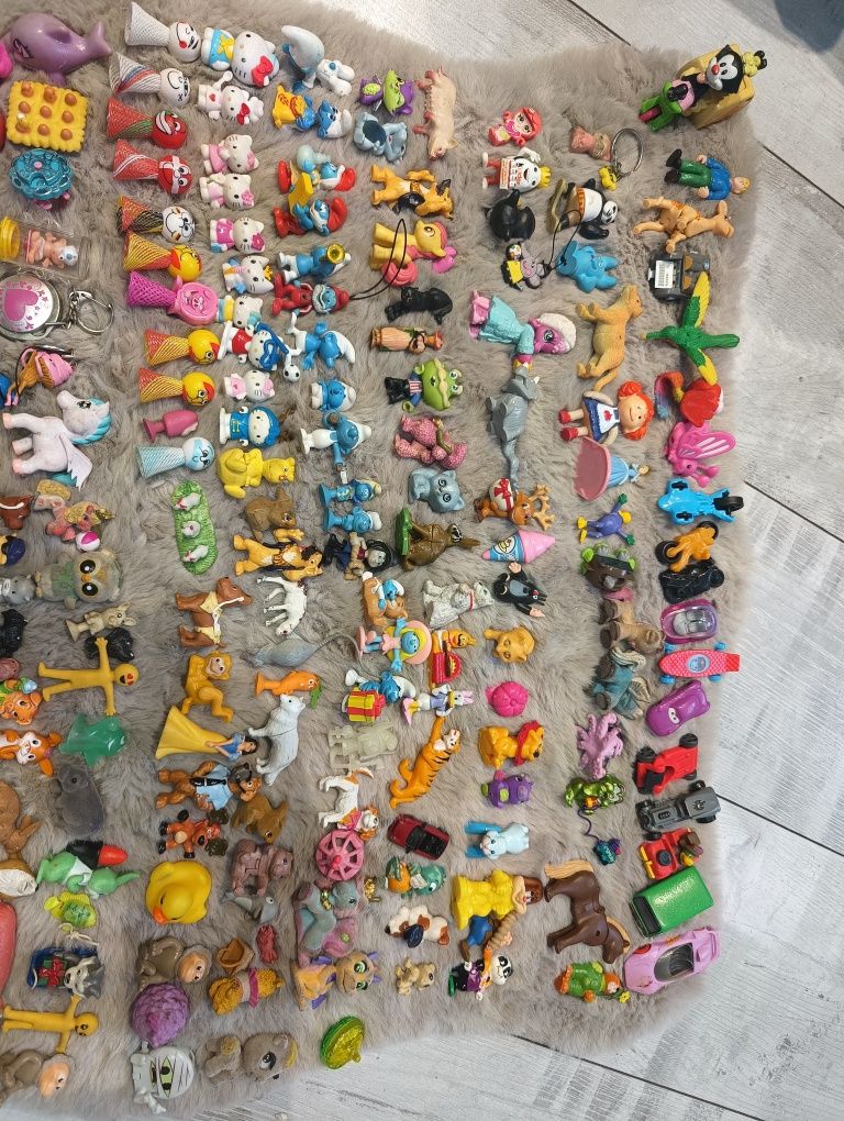 300 szt figurki kinder niespodzianka minionki smerfy hello kitty hipci