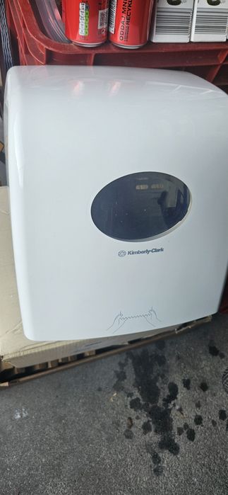 Dozownik Kimberly-Clark do ręczników  w rolkach – 70 zł/szt