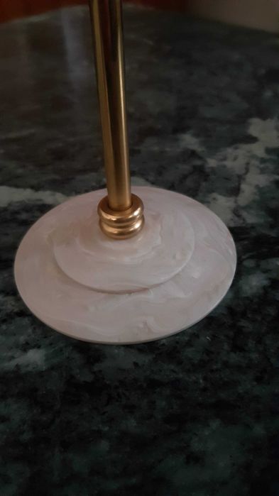 Castiçal em metal dourado