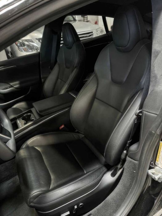 Tesla Model S Plaid      2022