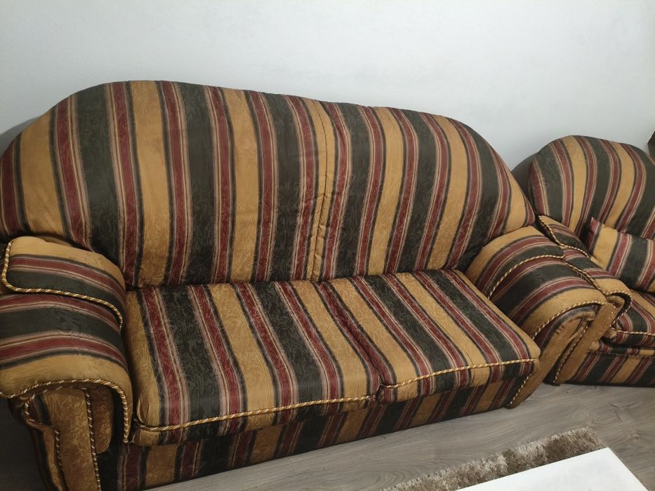 Conjunto de Sofás 2+1+1 – Bom Estado