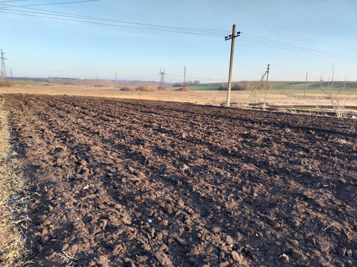 Земельні ділянки поруч з містом.