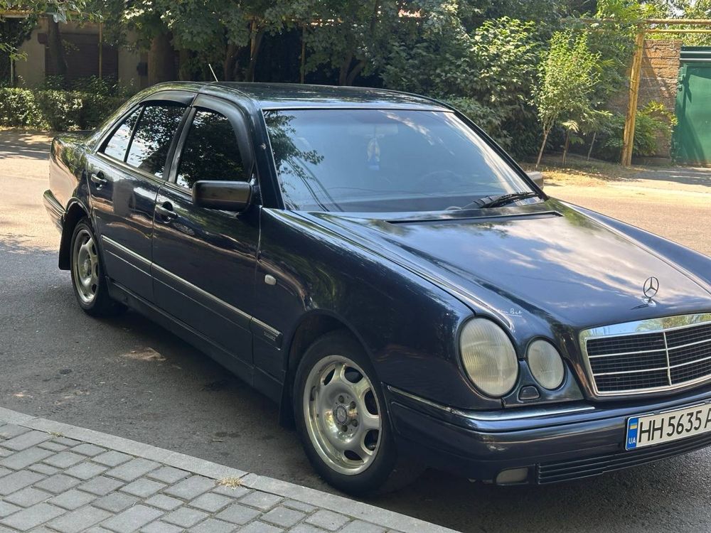 Mercedes-Benz W210