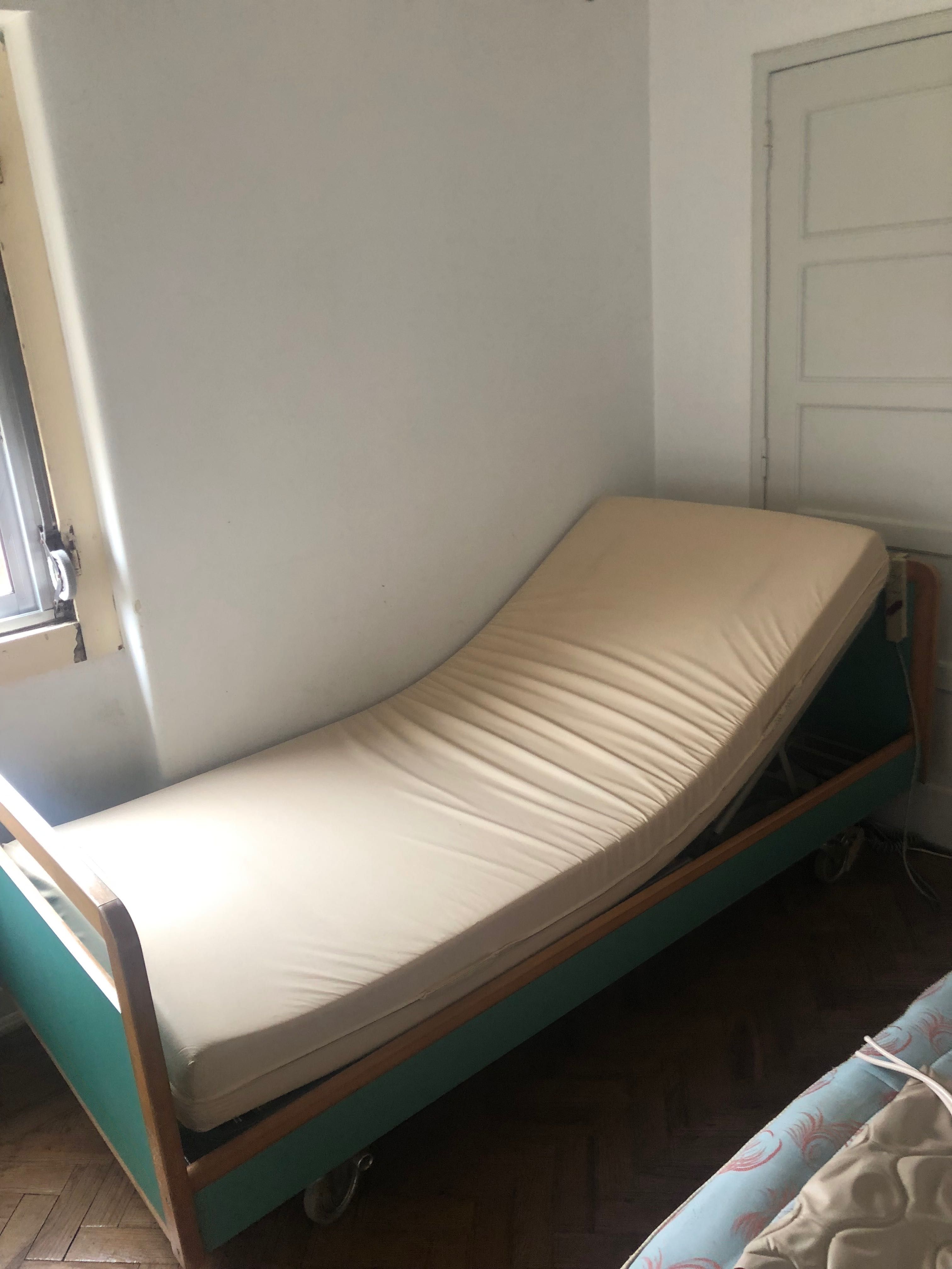 Cama articulada elétrica c/ mesa de apoio