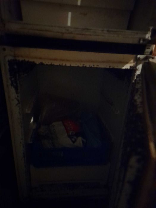 Frigorífico com geladeira e prateleiras