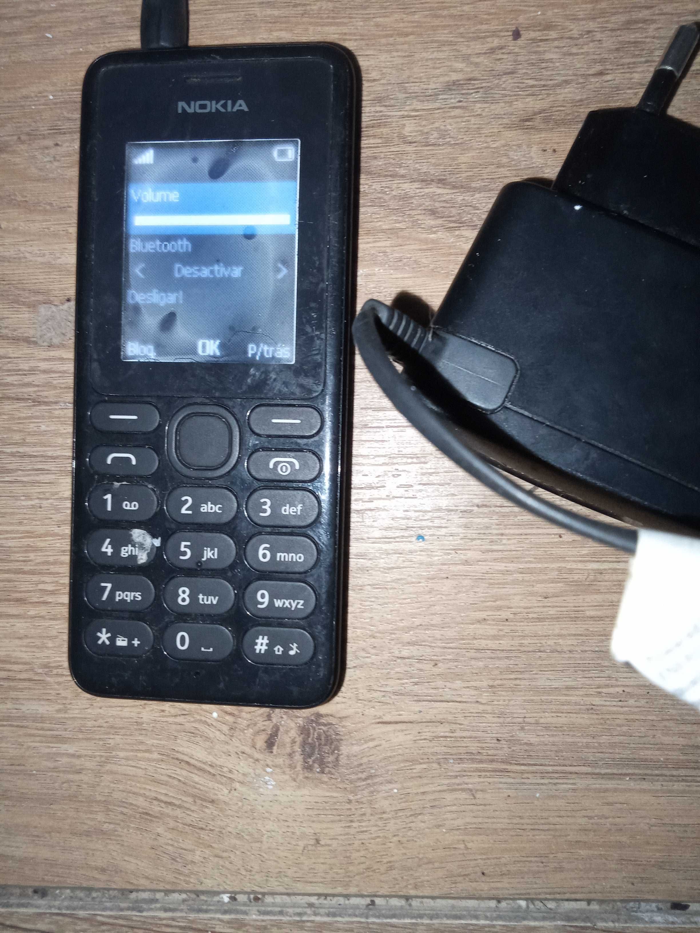 Telefone antigo Nokia a funcionar bem com carregador