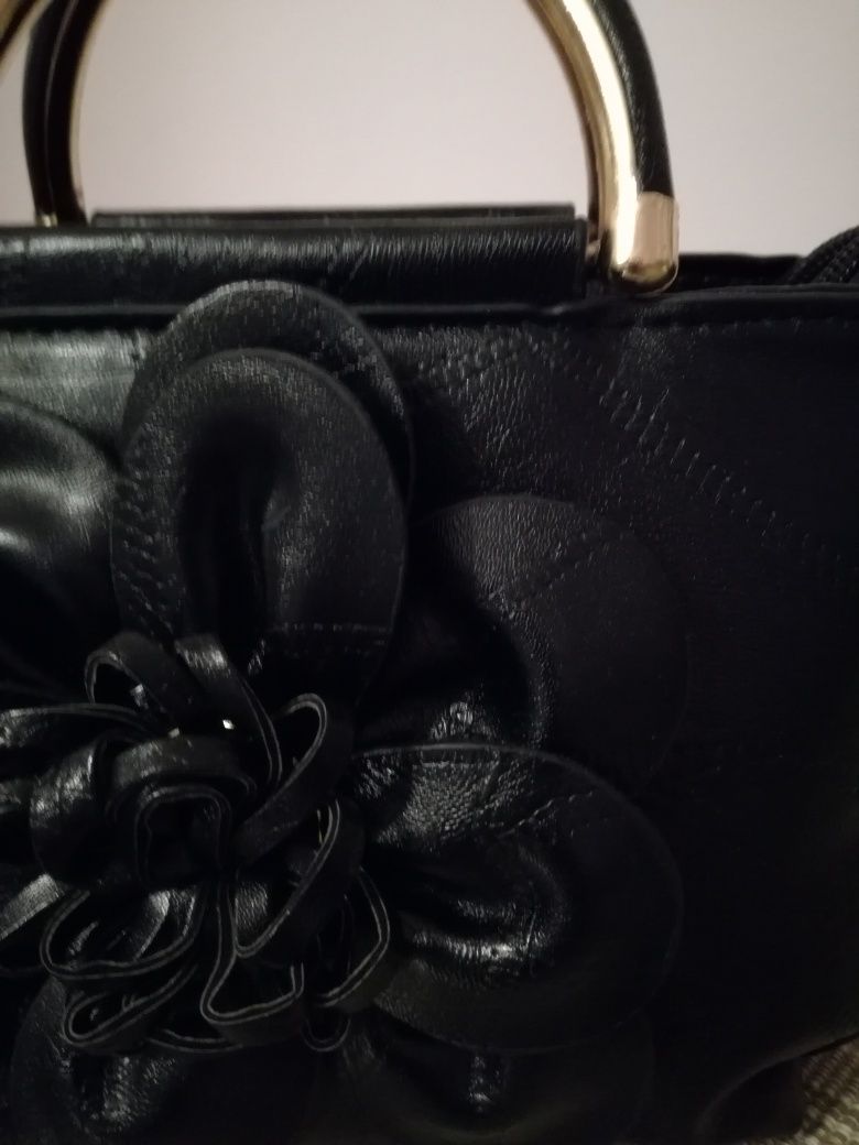 Nowa torebka czarna, z kwiatem