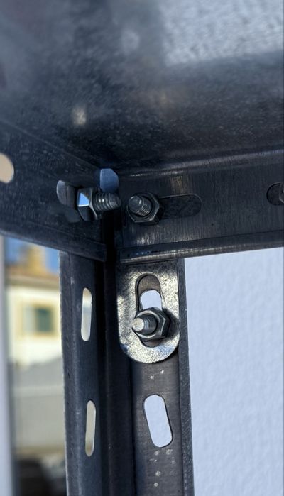 2 Estantes: metal e resina/pvc