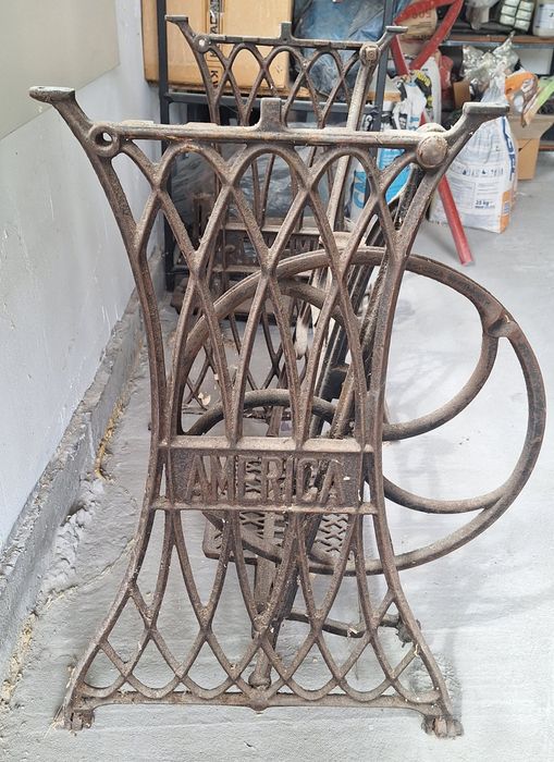 Станина для швейної машини American  + машинка  як декор