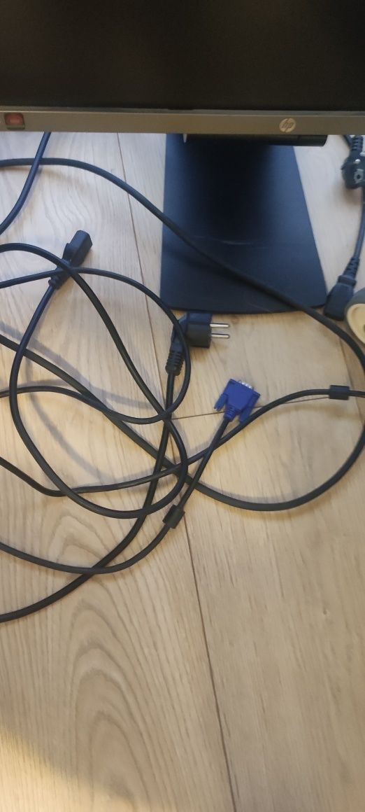 Monitor HP z kablami stan jak nowy. 24 cale,.tylko 8ms opóźnienia,60Hz