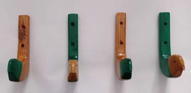 Conjunto de quatro cabides em pinho.