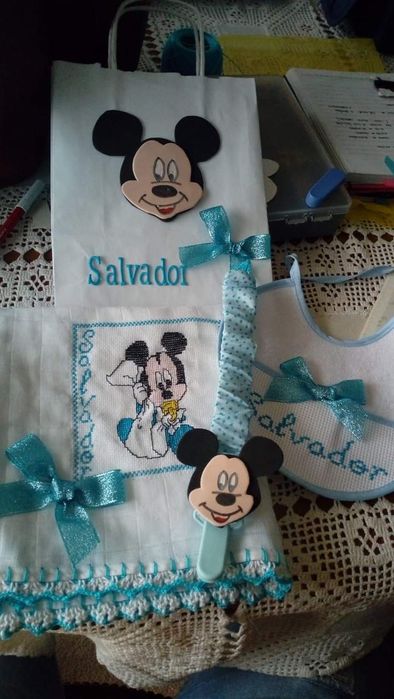 fralda e babete bordada / oferta fitinha de chupeta