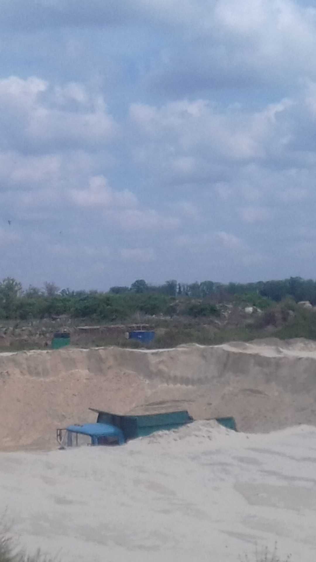 Песок,Щебень,гранотсев цемент, шлак.