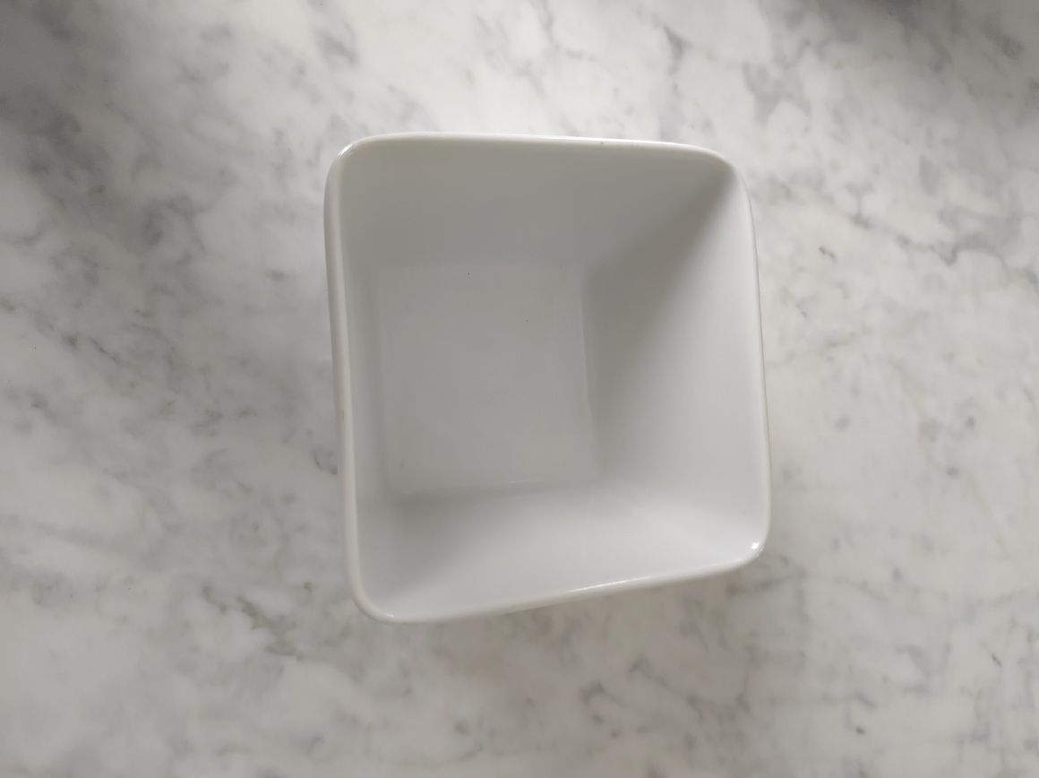 Biała porcelanowa miseczka w kształcie kwadratu