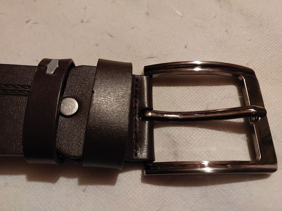 Мужской кожаный ремень с пряжкой.