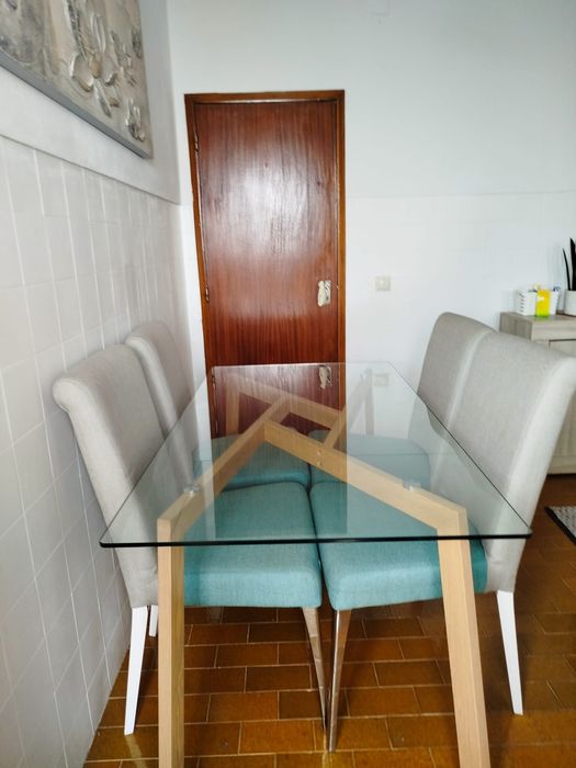 Mesa de Jantar e Cadeiras