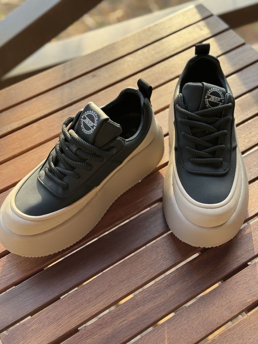 Продам оригінальні кросівки.