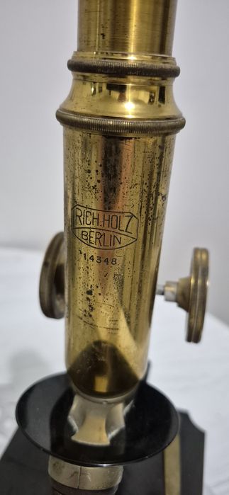 Jak widać na zdjęciu Mikroskop na sprzedaż bez akcesoriów.