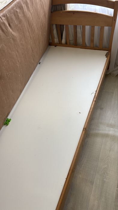 Ліжко з матрасом та висувними шухлядами