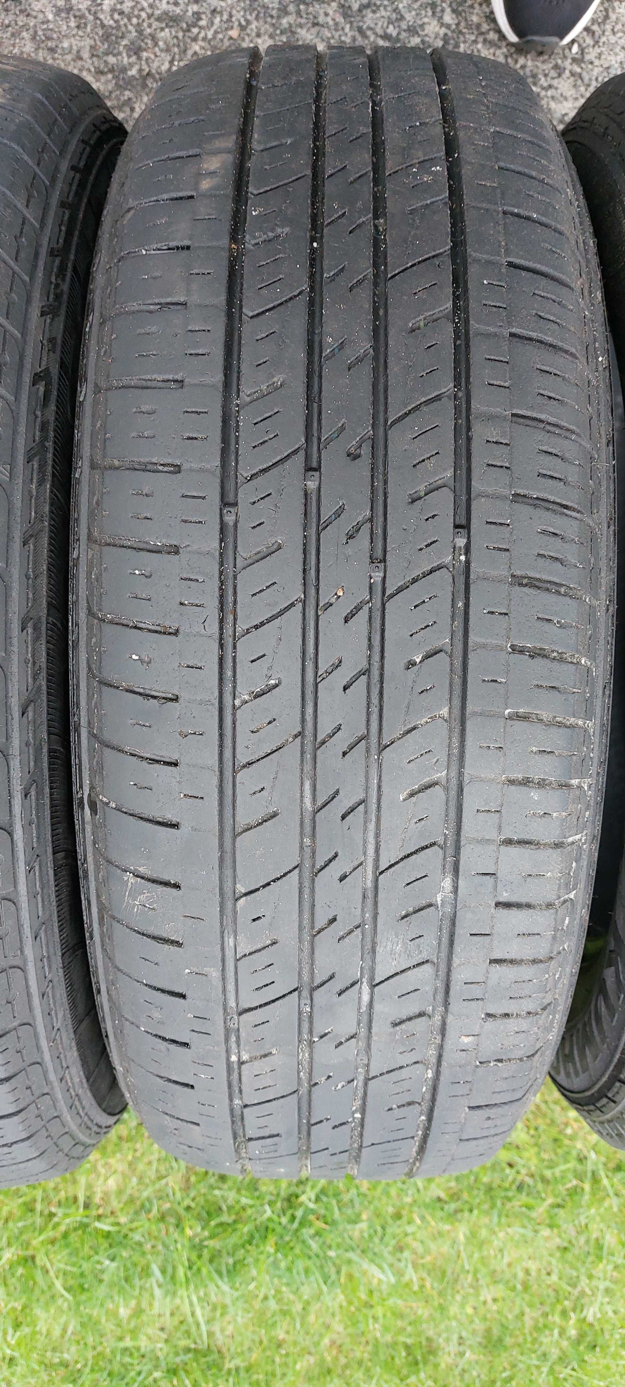 Літні шини 235/65 R17 Kumho Solus KH17