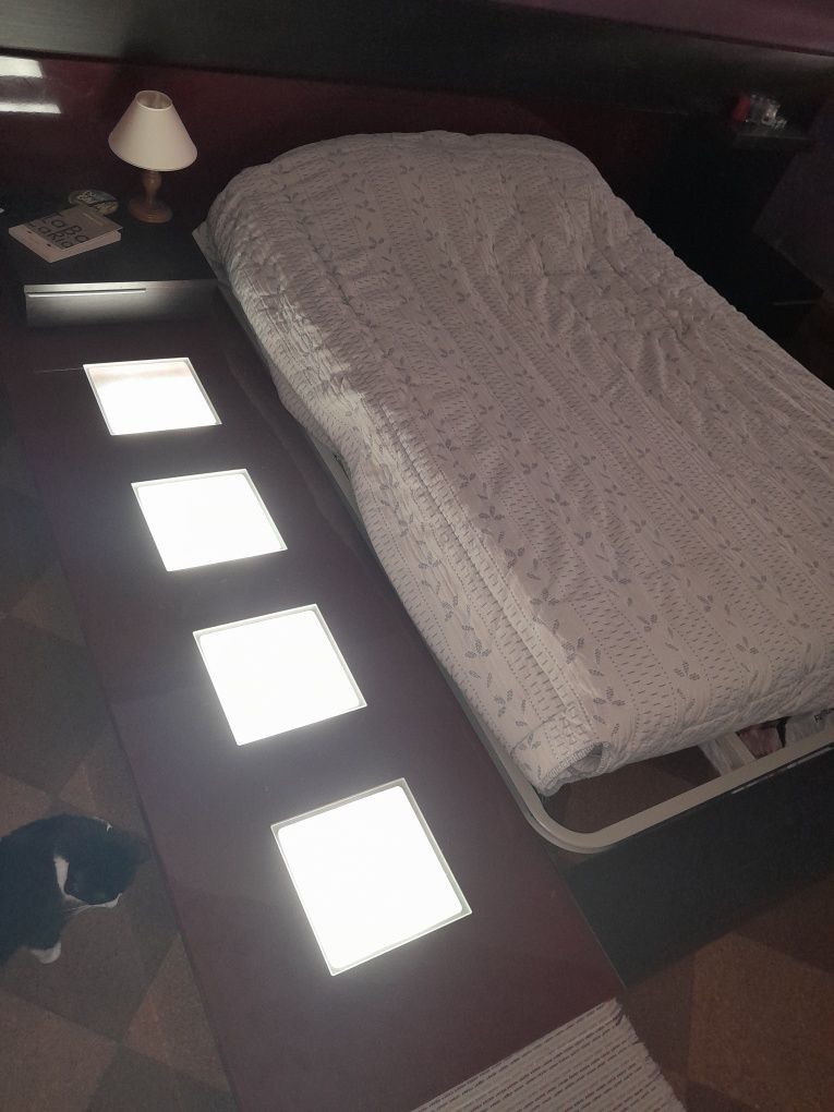 Conjunto de cama em lacado vermelho, com luz branca e negra + cómoda