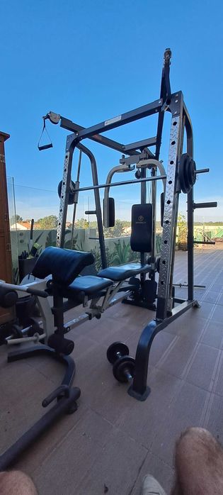 Maquina de musculação com banco