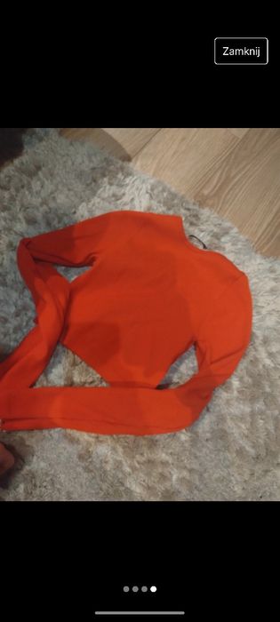 Crop top czerwony Stradivarius dekolt