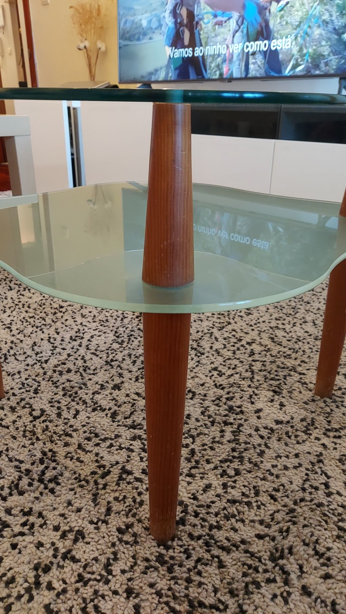 Mesa de centro em vidro com pés em madeira
