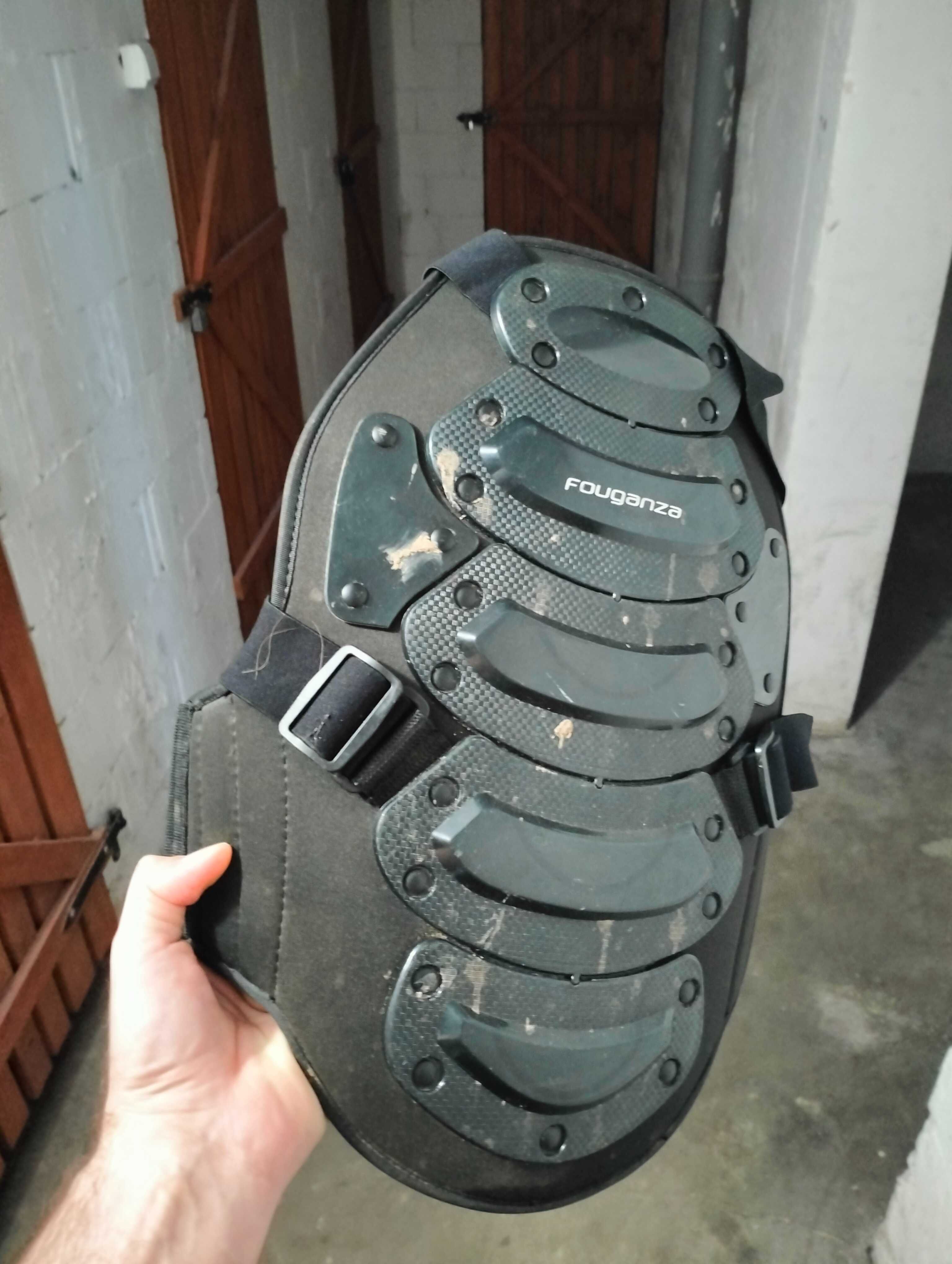 Zestaw jeździecki Fouganza (kask ochraniacz sztyblety nalydniki)