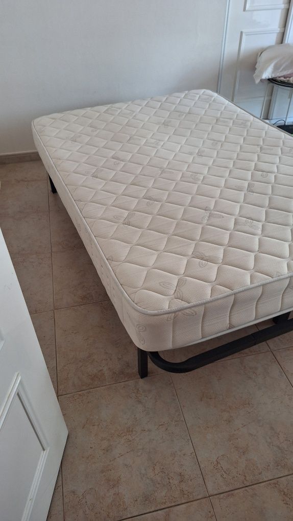 Vendo colchão de casal com estrado.