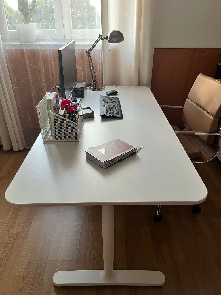 Secretária IKEA modelo BEKANT