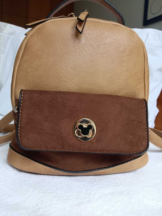 Mochila castanha com fecho