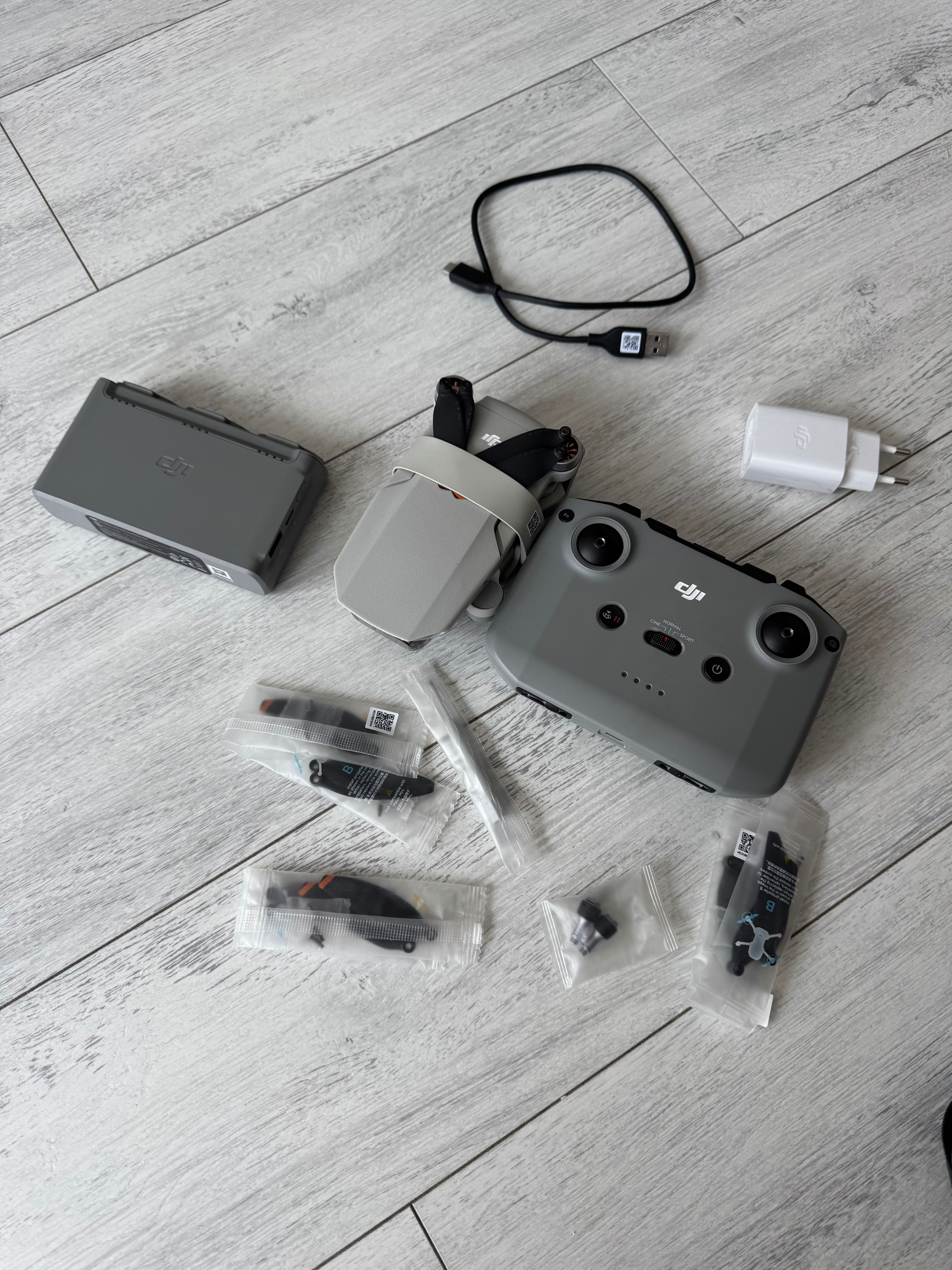 Дрон Квадрокоптер DJI Mini 2 Fly More Combo