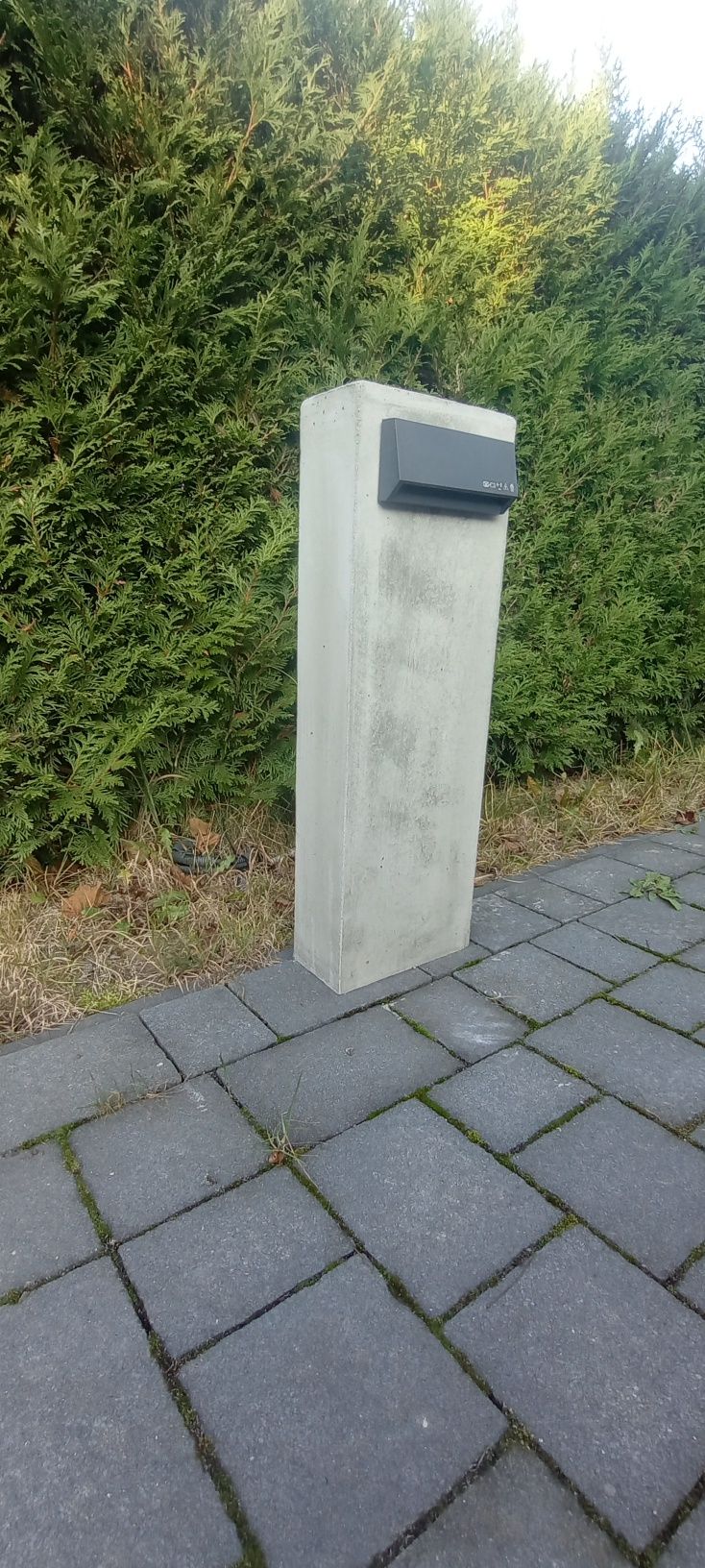 Lampa ogrodowa betonowa słupek oświetleniowy
