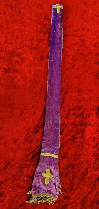 Stare zabytkowe stuły kapłańskie