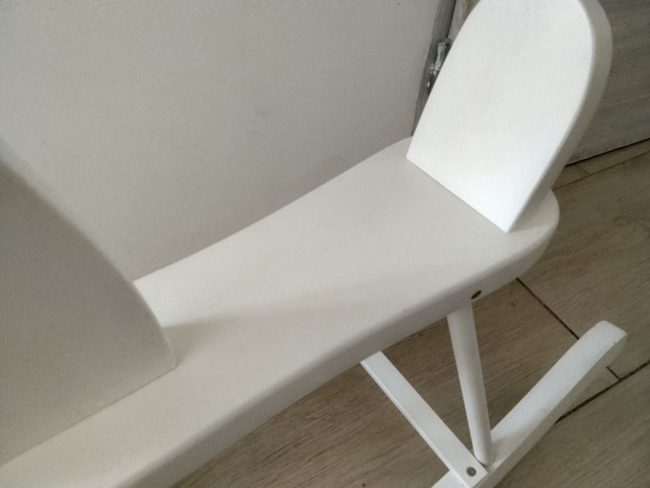 Biały drewniany konik na biegunach