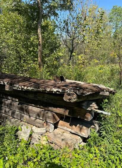 Stare drewno z rozbiórki domu — bale, belki, deski rustykalne, patyna