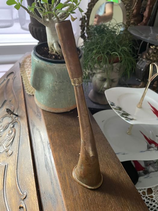 Stara mosiężna trąbka sygnałówka