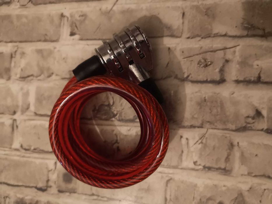 2 cadeados (um de chave e um de código)