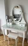 Toaletka Hemnes Ikea z bialym taboretem