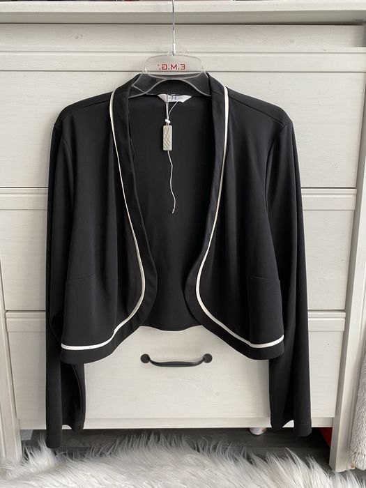 Joanna Hope czarne bolerko z kontastrową lamówką