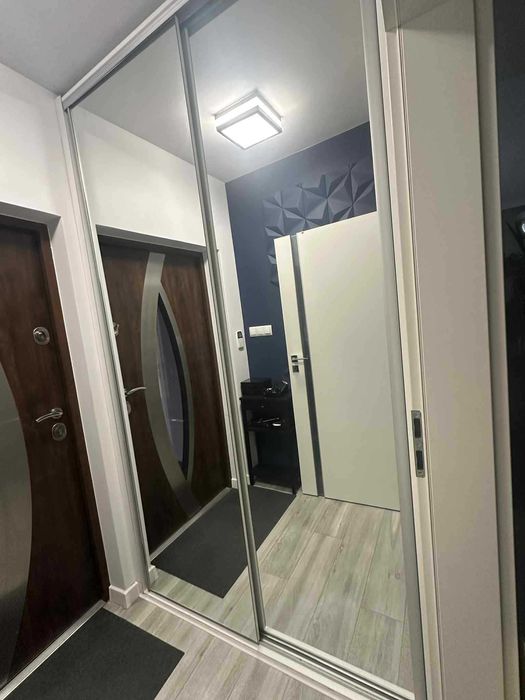 Szafa przesuwna z lustrem