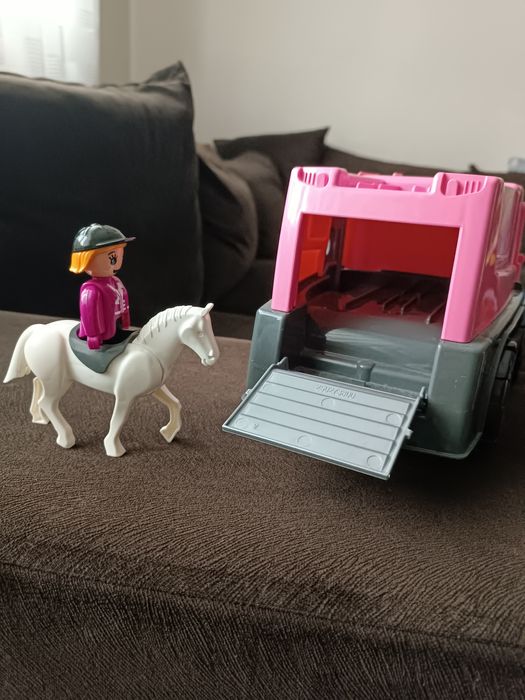 Auto różowe z figurka