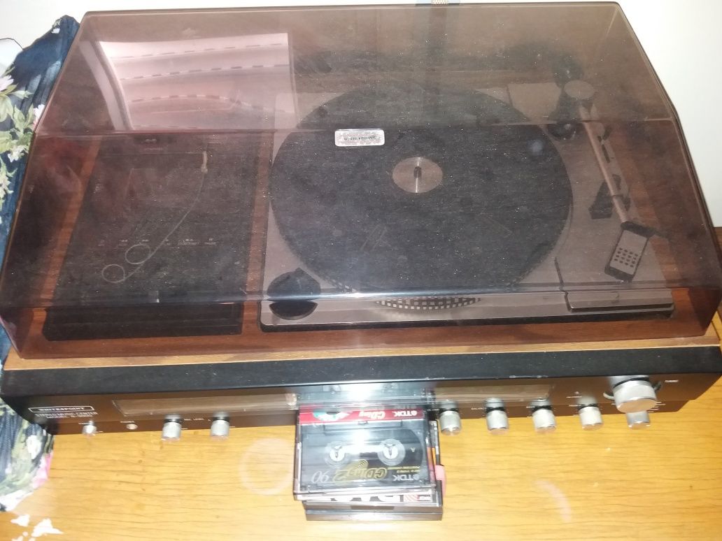 Giradiscos, leitor de cassetes e rádio